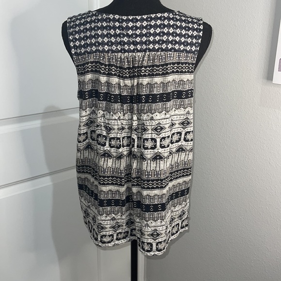 Lucky Brand Short Sleeve Blouse. - Picture 5 of 6